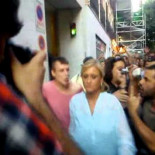 Cristina Cifuentes huye de una multitud enfurecida