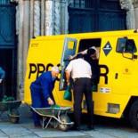 Así sacan el dinero de la catedral de Compostela, con carretillas
