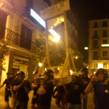 Por las calles aledañas a Sol, aparece una guillotina