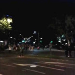 Policía disparando a manifestantes con los brazos en alto...