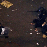 Policía a reportero de El Mundo: 'Venga, camina, hijo de puta, que te vas a llevar la hostia por listo'