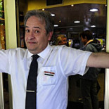 El camarero-héroe del 25-S: 'El jefe policial me ha empujado y me he desmayado'