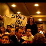 De Guindos, recibido en la London School of Economics al grito de "No nos representa"