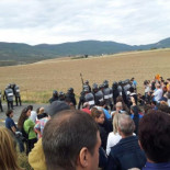 Vecinos resisten las cargas policiales y evitan la expropiación de tierras para el pantano de Yesa