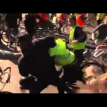 14N Agresión policial a una manifestante en Madrid