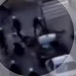 Un policía golpeó con la porra y pateó en el suelo al manifestante herido