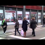 Despedidos de Telemadrid "saludan" a Cospedal en plena calle