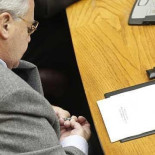 Díaz Alperi se corta las uñas en pleno debate de las Cortes Valencianas