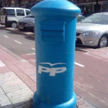Un buzón de Madrid amanece pintado de azul y con las siglas del PP