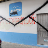 Convierten en un sobre gigante la sede del PP de Laguna (Valladolid)