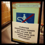 Cartel en las escaleras mecánicas del metro de Madrid