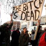Manifestantes recorren calles de Inglaterra celebrando la muerte de Thatcher (ING)
