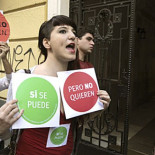 Los activistas burlan a la Policía con un grupo señuelo y colocan carteles en el portal de Cristóbal Montoro