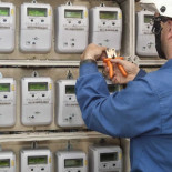Dar de baja la luz en residencias de verano saldrá caro: reengancharse va a costar 200 euros