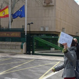 Policías que protestan contra los violentos identifican y denuncian a una joven por mostrar cartel: "Me dais vergüenza"