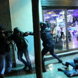 La policía agrede a tres periodistas durante protestas en Madrid #JaqueMonarquía29M