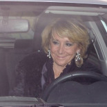 La policía denuncia a Esperanza Aguirre por aparcar su coche en el carril bus y dar a la moto de un agente