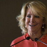 Esperanza Aguirre: "Mi perro está contento con la crisis. En vez de comida de perro, come restos de nuestra comida"