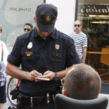 Policía identificando al eurodiputado Pablo Echenique por una rueda de prensa en la calle