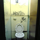 ¿Por qué dejamos mensajes en los baños públicos?