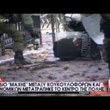 Un policía metiendo un molotov en la mochila de un detenido para poder acusarle "con pruebas" ayer en Atenas