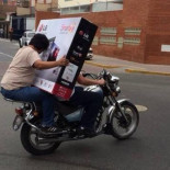 Dos escoltas sacan a Mariano Rajoy de Génova tras el ataque a la sede del PP