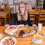 Desayuno de 8000 calorías, sólo mayores de edad, hay que firmar renuncia, prohibido compartir [ENG]