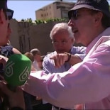 Un equipo de laSexta increpado y zarandeado en una protesta contra Podemos: "Os vamos a quemar vivos"