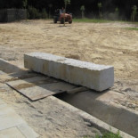 La concesionaria del parking del hospital de Vigo coloca una gran piedra para evitar el aparcamiento en una explanada