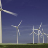 Ada Colau lanzará su operador eléctrico, que no cortará el suministro por impago, el próximo año