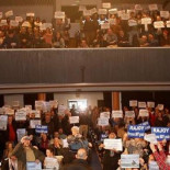 Rajoy, 'non grato' en Pontevedra por blindar una fábrica humeante en la ría hasta 2073