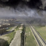 Una urbanización desierta, una autopista quebrada y un vertedero ilegal ardiendo sin control. En la misma foto