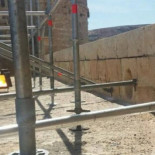 ¿Taladrar una muralla de casi mil años para colocar los andamios de luces y sonido? Sí, pasa en Almería