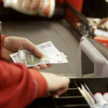 Así cobra una cajera de Carrefour o Hipercor los domingos y festivos: igual que un lunes