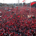 Miles de turcos salen a la calle para protestar contra el golpe y la deriva dictatorial del presidente Erdogan