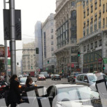 La vicepresidenta aparca el coche oficial en el carril bus de la Gran Vía de Madrid para ir a Primark
