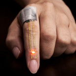 Un parche transpirable se adhiere a la piel para medir las constantes vitales