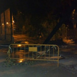 Un grupo de personas destrozan con mazos más de 350 metros del ‘muro’ que se construye en Murcia