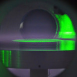 Descubierto un sistema simple de partículas capaz de oscilar entre estados sin estímulo exterior