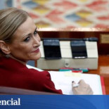 La presidenta del tribunal denuncia: su firma es falsa y nunca evaluó a Cifuentes