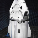 Contemplando la nave tripulada Dragon 2 de SpaceX