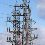 Las eléctricas caen en bolsa tras anunciar Sánchez que suprimirá el impuesto al sol