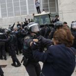 La jueza imputa a 23 policías nacionales por aporrear y golpear "violentamente" a votantes el 1-O en Girona