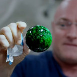 Líquido de colores flotando en la Estación Espacial Internacional (4K)