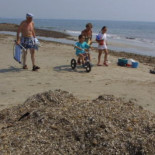 Investigan a dos hombres que fotografiaban a niños en la playa de La Llana