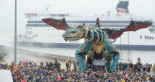 Un dragón mecánico recorre las calles de Calais escupiendo humo y fuego (en)