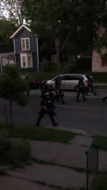 Policía y guardia nacional abren fuego contra civiles mientras patrullan en Minneapolis [VIDEO]