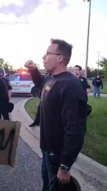 Policías en Flint dejaron su equipamiento y comenzarón a marchar con los manifestantes (Eng)