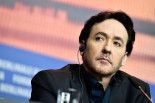 Policías golpean al actor John Cusack durante protestas en Estados Unidos
