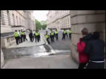 En Londres cientos de policias huyen del ataque de manifestantes en apoyo a las protestas de USA. -Video-